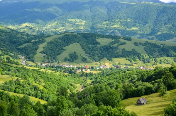 Paisagem Colorida Com Prados Verdes Pequena Aldeia Nas Montanhas Cárpatas — Fotografia de Stock