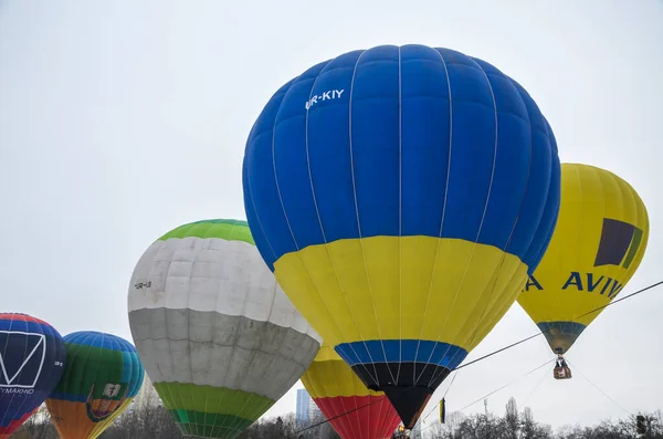Kiew Ukraine Februar 2021 Bunte Heißluftballons Steigen Beim Luftfahrtfestival Den — Stockfoto