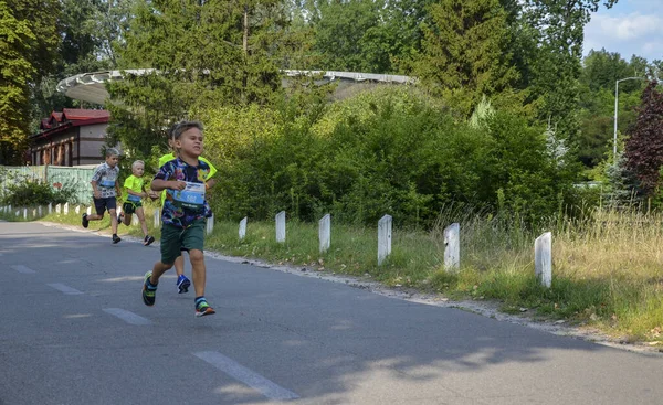 KYIV, UKRAINE - 24 Temmuz 2021: Genç sporcular bir çocuk koşusunda koşuyor. Sağlıklı spor aktivitesi ve çocuklar için koşma
