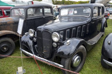 KYIV, UKRAINE - 18 Eylül 2021: 4 kapılı sedan gövdeli eski nadir siyah Hanomag Sturm 1939 yılında üretildi. Bu, savaş öncesi Alman araba pazarındaki ilk orta sınıf araba..