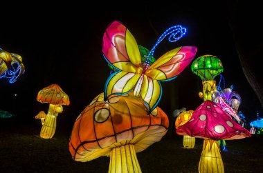 Çin Fener Festivali 'nin geleneksel lambaları. Yeni yılın şerefine. Sihirli mantarları ve sokak ışıklarıyla kelebeği tasvir eden heykel