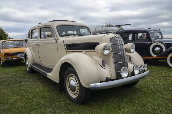 KYIV, UKRAINE - 18 Eylül 2021: Dodge D2 arabası 1932 Old Car Land Festivali sırasında. Sergide yaklaşık 900 eski ve seçkin otomobil, farklı dünya yapımcılarından otobüsler ve motosikletler sunuluyor.