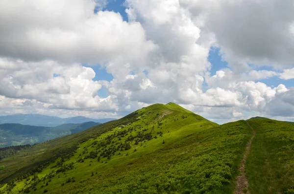 Hiking Trail Green Grassy Mountain Range Steep Slopes Cloudy Sky — Stock Photo, Image