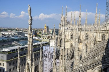 İtalya 'nın başkenti Milano Katedrali' nin çatısındaki terastan beri görülen kuleler (Duomo di Milano)