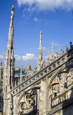 İtalya 'nın başkenti Milano Katedrali' nin çatısındaki terastan beri görülen kuleler (Duomo di Milano)