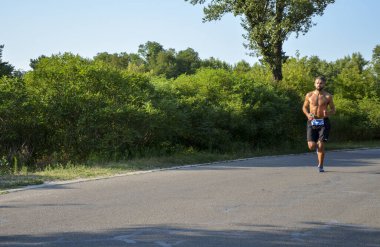 KYIV, UKRAINE - 24 Temmuz 2021: Başkent Ukrayna 'da düzenlenen yıllık yarışmaya maraton koşucuları katılıyor