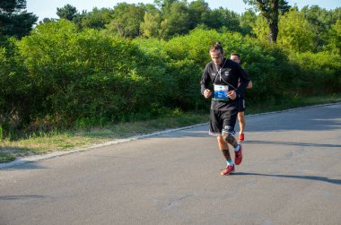 KYIV, UKRAINE - 24 Temmuz 2021: Başkent Ukrayna 'da düzenlenen yıllık yarışmaya maraton koşucuları katılıyor