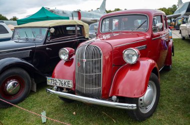 KYIV, UKRAINE - SEPTEMBER 18, 2021: The Opel Super 6, Alman otomobil üreticisi Opel tarafından 1937 ile 1938 yılları arasında üretilen ve son hızı 115 km / saat arasında değişen bir otomobildir. 