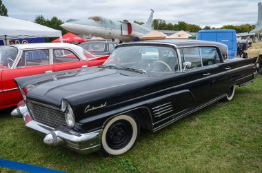 KYIV, UKRAINE - SEPTEMBER 18, 2021: 1960 Lincoln Continental Mark V yaklaşık 6 metre uzunluğundadır, arka kanatlarında birçok krom ve ünlü Amerikan yüzgeçleri vardır. Gerçek bir Amerikan klasiği.
