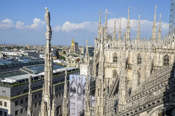 İtalya 'nın başkenti Milano Katedrali' nin çatısındaki terastan beri görülen kuleler (Duomo di Milano)