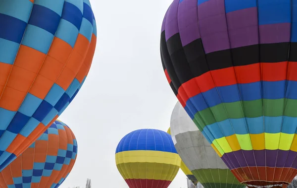 Grupp Flerfärgade Varmluftsballonger Före Start Över Omgivningen — Stockfoto
