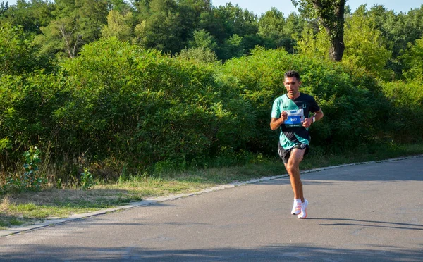 KYIV, UKRAINE - 24 Temmuz 2021: Başkent Ukrayna 'da düzenlenen yıllık yarışmaya maraton koşucuları katılıyor