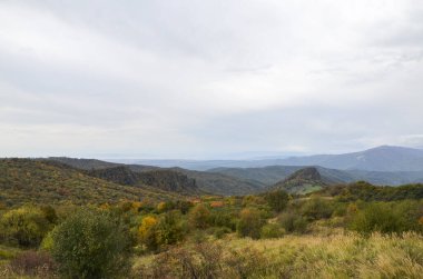 Gürcistan 'ın Kakheti bölgesindeki Gombori Geçidi' nden sonbahar manzarasının panoramik manzarası