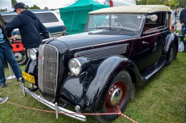 KYIV, UKRAINE - 18 Eylül 2021: Opel Super 6 1938 sürümü diğer kanat, kapı ve üstü açılır arabalardan farklıdır. Vücut Gayzer tarafından yapılır. General Motors 'un güvenilir motoruyla donatılmış.