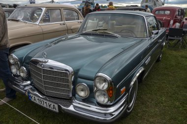 KYIV, UKRAINE - SEPTEMBER 18, 2021: Turkuaz Mercedes-Benz 280 SE (1971) fabrikada yapılan son el yapımı Mercedes-Benz modelidir..