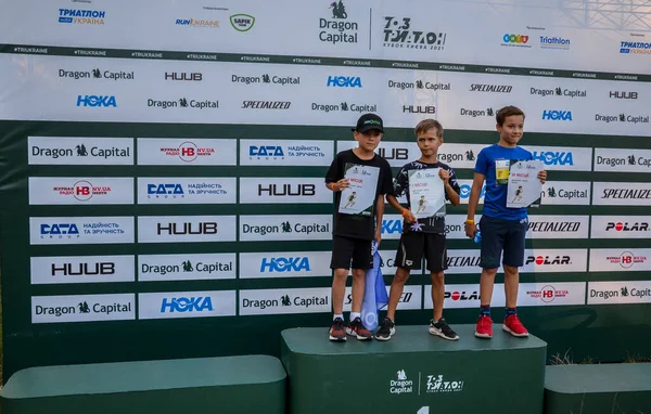 KYIV, UKRAINE - 24 Temmuz 2021: Ödül töreninde podyumda poz veren mutlu çocuk çocuklar 