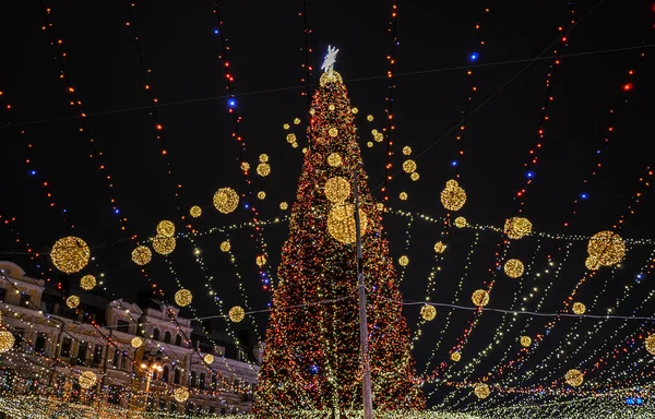 Choinka Lampkami Świątecznymi Oświetlenie Nowego Roku Kijowie — Zdjęcie stockowe