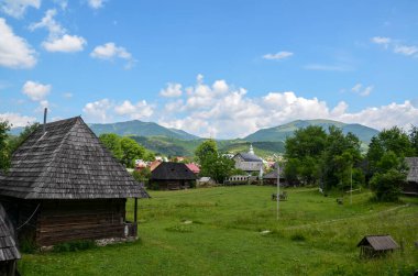 Kolochava, Transcarpathia, Ukrayna dağ köyündeki geleneksel tarzdaki antik ahşap evlerin kırsal manzarası