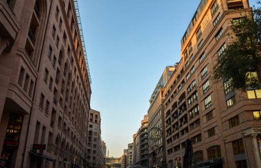 YEREVAN, ARMENIA - 3 Ekim 2021: Kuzey Bulvarı 'ndaki yayalar, dükkanları, otelleri, restoranları ve butikleri Ermenistan' ın başkentinde bulunan modern binalar