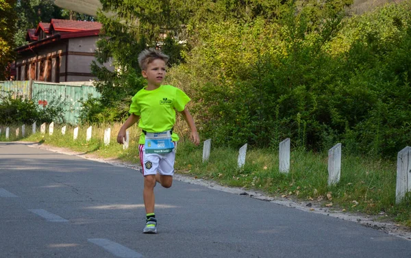 Kyiv Ukraine Ιουλίου 2021 Νεαρό Αγόρι Τρέχει Στο Δρόμο Στα — Φωτογραφία Αρχείου