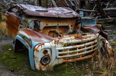Çürümüş eski bir Sovyet kamyonunun terk edilmiş taksisi. Hurda geri dönüşümü