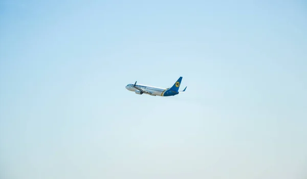 Boryspil Ucrânia Outubro 2021 Avião Passageiros Ukraine International Airlines Decolando — Fotografia de Stock