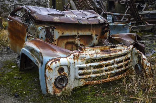 Opuszczona Taksówka Starej Zardzewiałej Sowieckiej Ciężarówki Złom Recyklingu — Zdjęcie stockowe