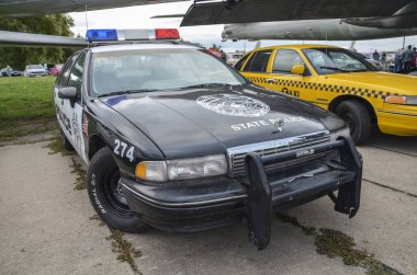 KYIV, UKRAINE - 18 Eylül 2021: Old Car Land 'de Amerikan eski araba Chevrolet Caprice polis önleme aracı 1990. Sergide yaklaşık 900 farklı dünya yapımcısının özel arabası sergileniyor.