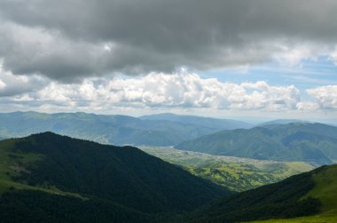 Vadide köyü olan Karpat Dağları 'nın kırsal kesiminin dağlık alanından hava manzarası