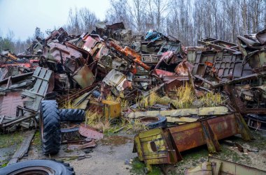 Hurdalıkta ezilmiş eski paslı Sovyet kamyonları. Araba geri dönüşümü