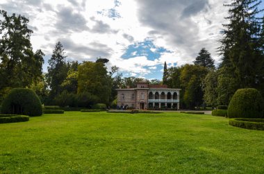 TSINANDALI, GEORGIA - 9 Ekim 2019: Tsinandali, Kakheti Bölgesi, Gürcistan 'da dekoratif bahçeli Alexander Chavchavadze Müzesi