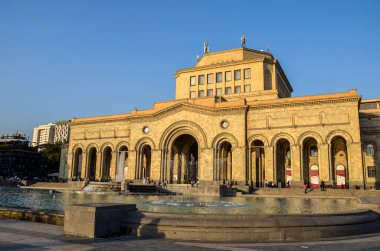 YEREVAN, ARMENIA - 3 Ekim 2021: Ulusal Tarih Müzesi ve Sanat Galerisi Ermeni başkenti Erivan 'daki Cumhuriyet Meydanı' nda yer almaktadır.