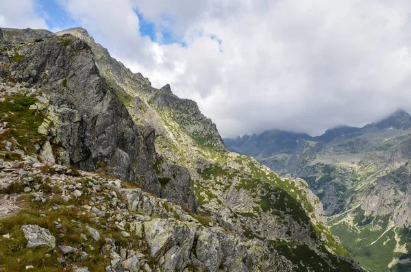 Widok Ostre Zielone Góry Krajobraz Skalny Niskimi Chmurami Nad Szczytami — Zdjęcie stockowe