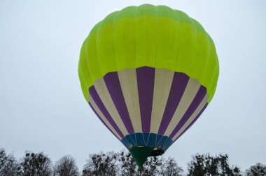Havacılık festivali sırasında gökyüzü arka planında yükselen renkli çok renkli sıcak hava balonları
