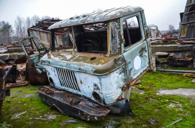 Çürümüş eski bir Sovyet kamyonunun terk edilmiş taksisi. Hurda geri dönüşümü