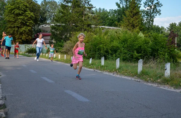 Kyiv Ucrânia Julho 2021 Meninos Meninas Felizes Divertindo Correndo Caminho — Fotografia de Stock