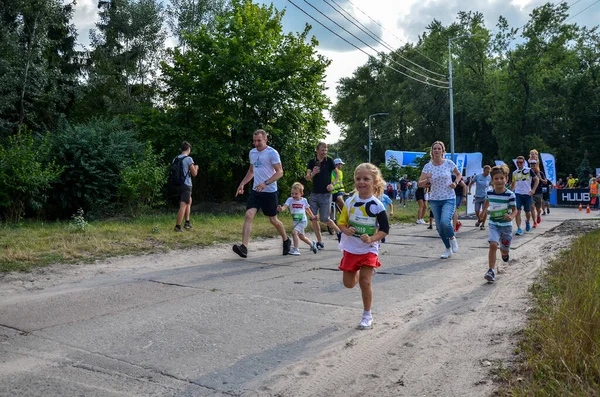 Kyiv Ukrajina Června 2021 Šťastní Chlapci Dívky Baví Běháním Pěšině — Stock fotografie