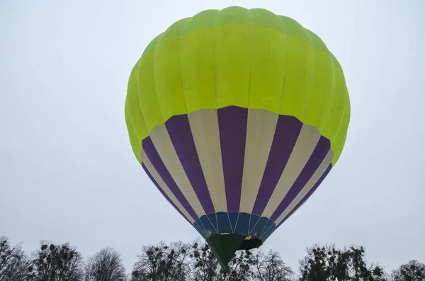 航空节期间 五彩斑斓的多色热气球在天空背景下翱翔 — 图库照片