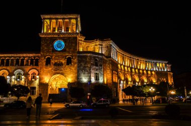 Cumhuriyet Meydanı 'ndaki saat kulesi olan bir hükümet binası. Erivan, Ermenistan.