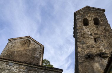 Gürcistan 'ın Kakheti bölgesindeki Alazani Vadisi' ndeki bir dağın tepesindeki antik Nekresi manastırı..