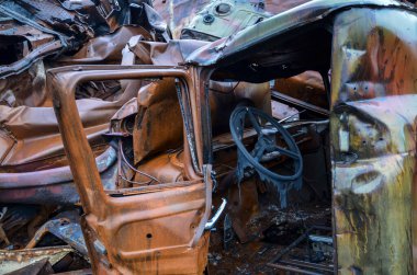 Hurdalıkta ezilmiş eski paslı Sovyet kamyonları. Araba geri dönüşümü