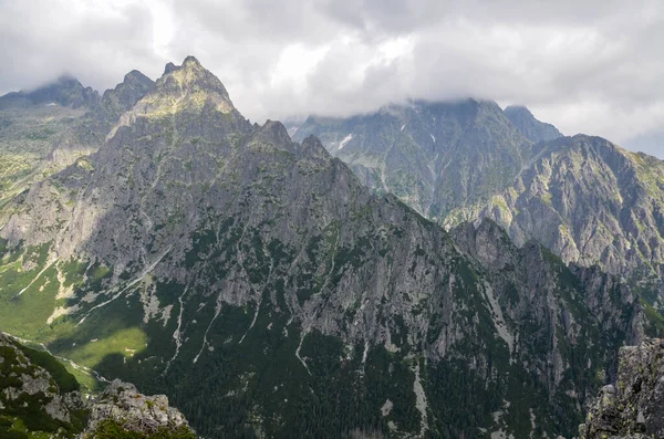 Landschap Met Rotsachtige Bergrug Scherpe Toppen Verborgen Door Wolken Hoge — Stockfoto
