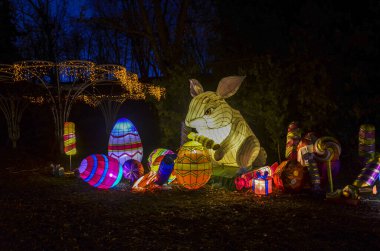 Çin Fener Festivali 'nden geleneksel lambalar. Paskalya tavşanının aydınlık heykeli