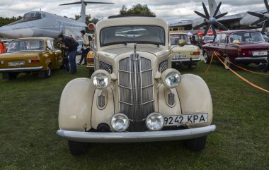 KYIV UKRAINE - SEPTEMBER 18 2021: Dodge Model DU 1935 lüks otomobil, markanın modernize edilmiş ilk modeli. Radyatör kafesindeki bir koçun amblemi de dikkat çeker.