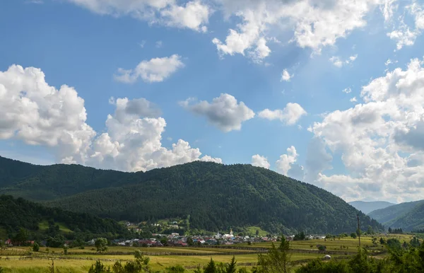 피콜로 풍경은 여름날푸른 산으로 마을이다 우크라이나 카르파티아 — 스톡 사진
