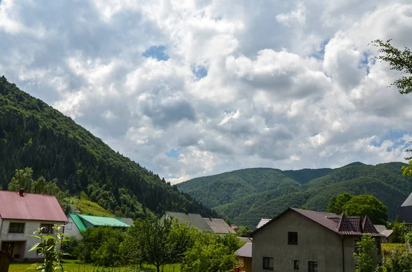 피콜로 풍경은 여름날푸른 산으로 마을이다 우크라이나 카르파티아 — 스톡 사진