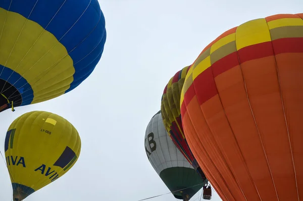 Quiiv Ucrânia Fevereiro 2021 Diferentes Balões Quente Coloridos Subindo Para — Fotografia de Stock