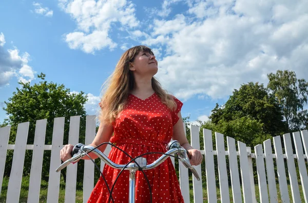 Portrait Femme Souriante Regardant Loin Tout Tenant Debout Vélo Contre — Photo
