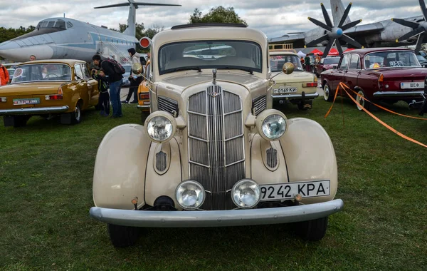 KYIV UKRAINE - SEPTEMBER 18 2021: Dodge Model DU 1935 lüks otomobil, markanın modernize edilmiş ilk modeli. Radyatör kafesindeki bir koçun amblemi de dikkat çeker.