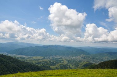 Bir yaz günü yeşil dağlar arasındaki vadideki bir köyün manzarası. Karpat Dağları, Ukrayna